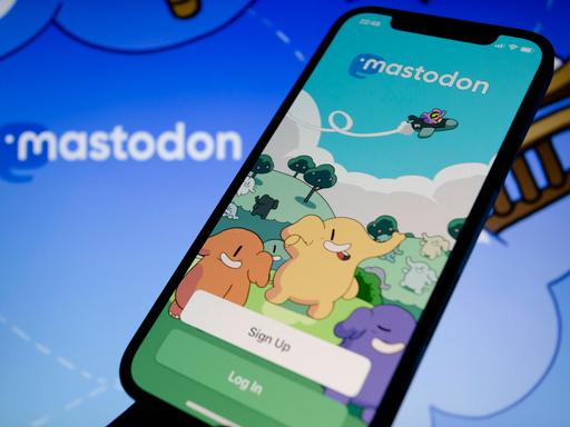 Ein Smartphone mit geöffneter Mastodon-App