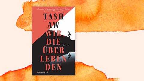 Covercollage mit dem Cover des Krimis von Tash Aw, "Wir, die Überlebenden". Es zeigt neben dem Autorennamen Tash Aw und dem Titel im Hintergrund  die Illustration eines Menschen, der bergauf geht. Die Szene spiegelt sich im Wasser. Von oben links schiebt sich ein roter Keil ins Bild.