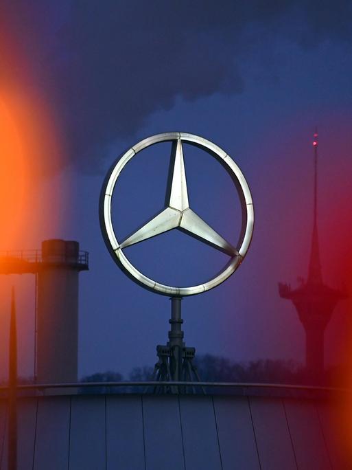 Mercedes-Stern leuchtet am Abend vor der Mercedes-Benz Group AG Zentrale in Stuttgart Untertuerkheim. Mercedes-Stern leuchtet am Abend vor der Mercedes-Benz Group AG Zentrale in Stuttgart Untertuerkheim.
