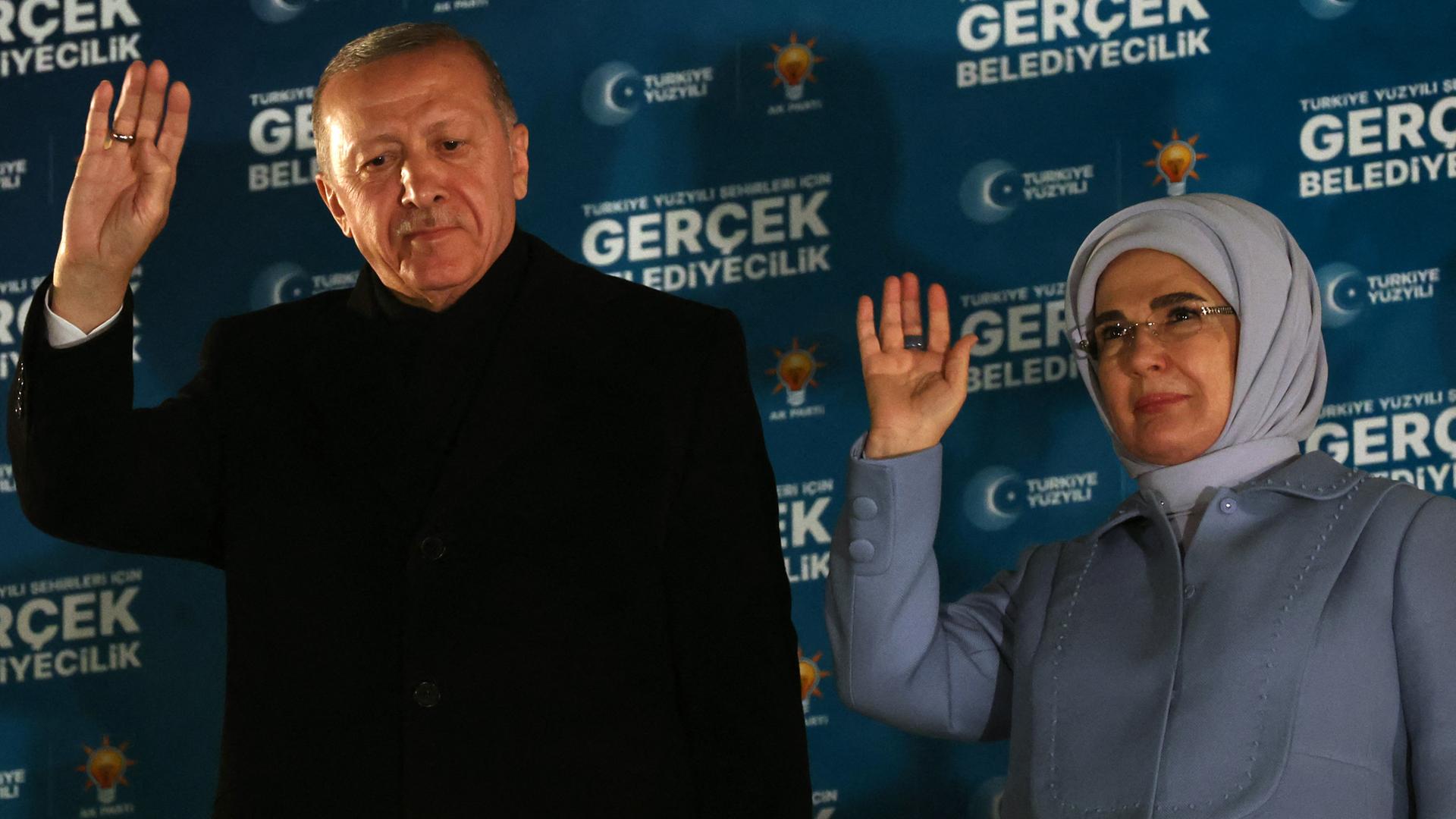 Der türkische Präsident Recep Tayyip Erdogan und seine Frau Emine Erdogan nach den Kommunalwahlen in der AKP-Zentrale in Ankara