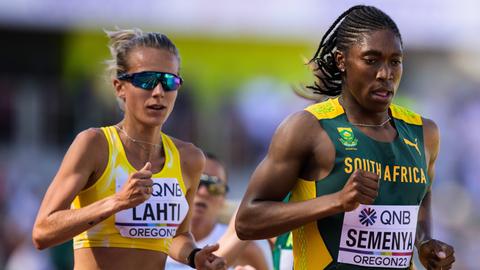 Caster Semenya (r.) wurde durch die Testosteron-Regel des Leichtathletik-Weltverbandes diskriminiert, urteilte der Europäische Gerichtshof für Menschenrechte.