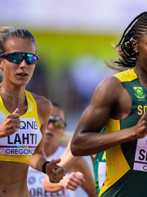 Caster Semenya (r.) wurde durch die Testosteron-Regel des Leichtathletik-Weltverbandes diskriminiert, urteilte der Europäische Gerichtshof für Menschenrechte.