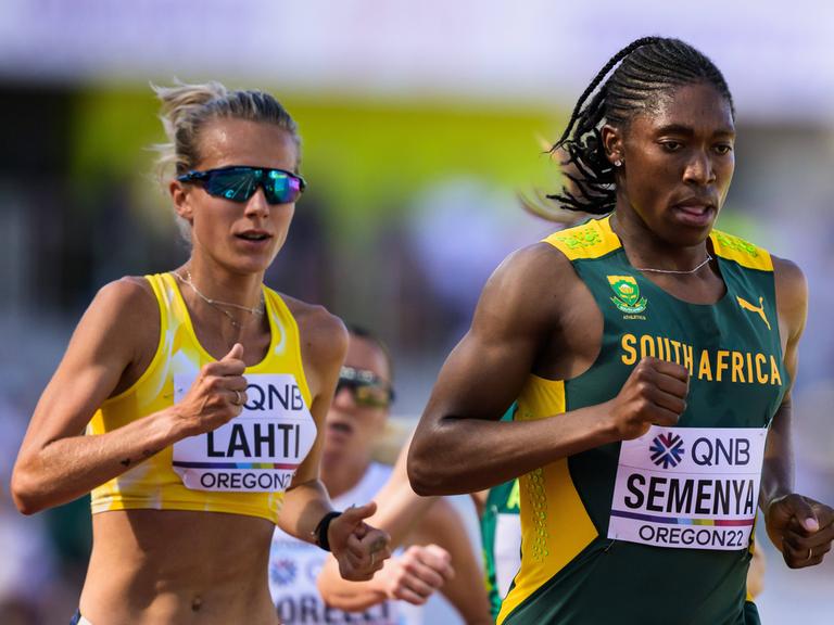 Caster Semenya (r.) wurde durch die Testosteron-Regel des Leichtathletik-Weltverbandes diskriminiert, urteilte der Europäische Gerichtshof für Menschenrechte.