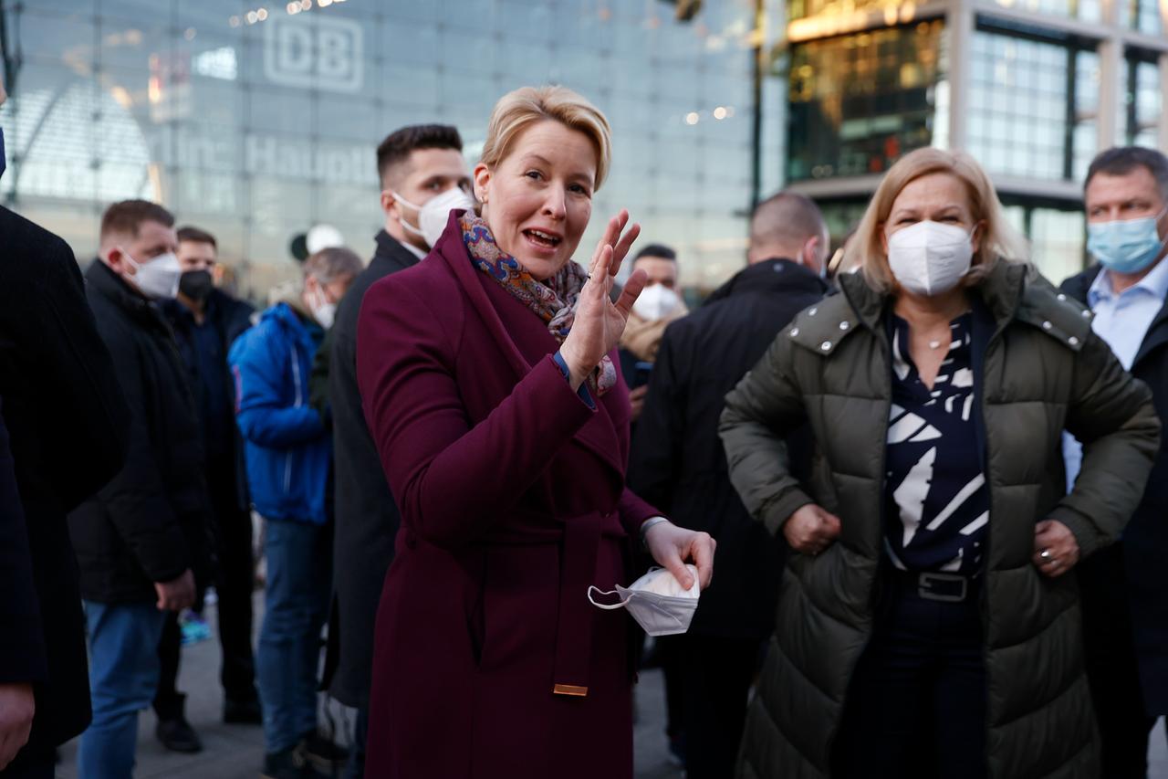Franziska Giffey, Regierende Bürgermeisterin Berlins, winkt neben Nancy Faeser, Bundesministerin des Innern und Heimat, nach einem gemeinsamen Besuch der Anlaufstelle für Geflüchtete im Berliner Hauptbahnhof.