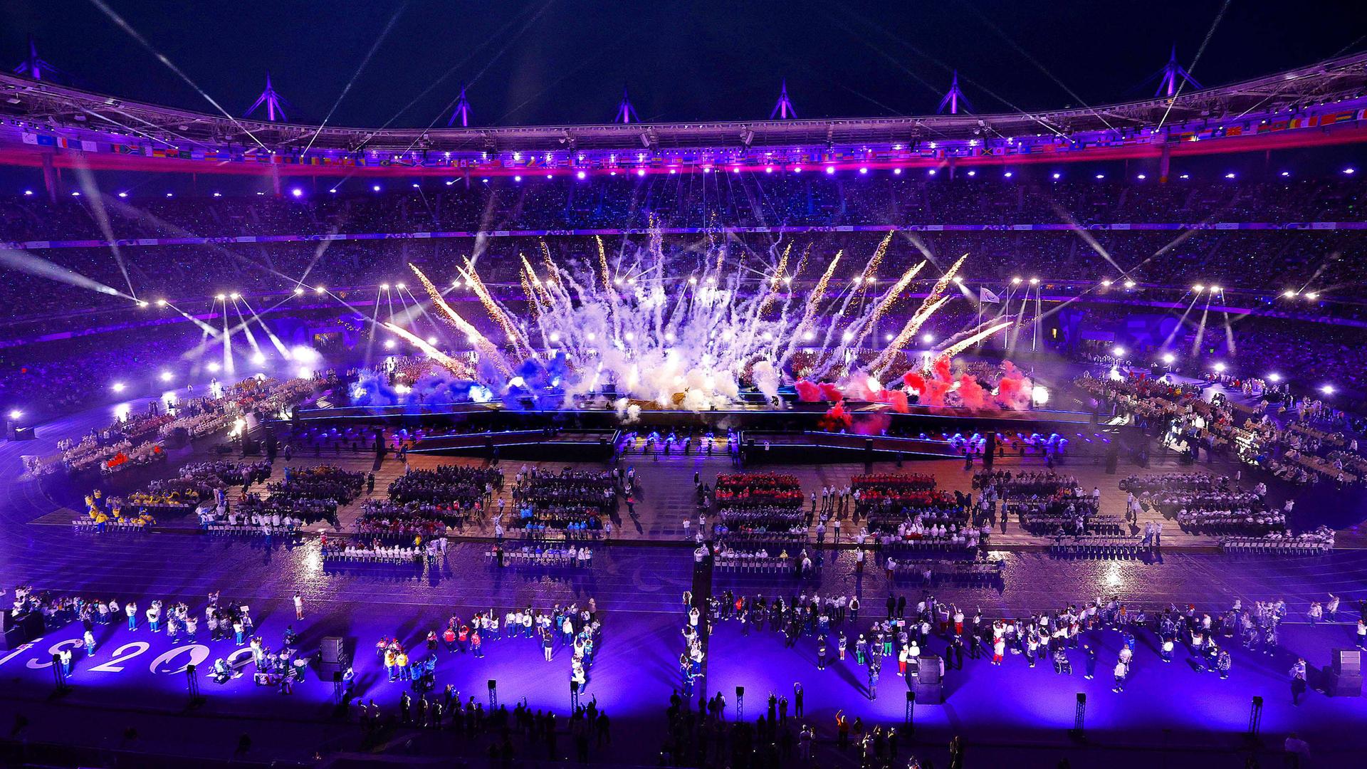 Die Abschluss-Feier von den Paralympics in Paris - es ist ein Feuer-Werk zu sehen.
