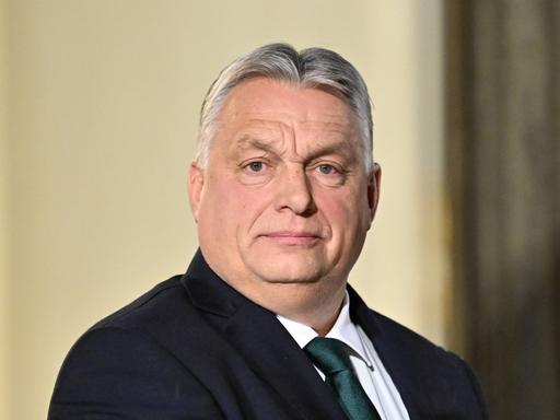 Portrait von Viktor Orban, der ernst in die Kamera schaut
