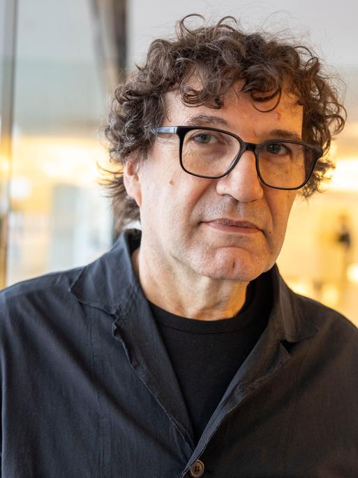 Autor Oswald Egger steht vor der Verleihung des Georg-Büchner-Preises im Staatstheater Darmstadt. 