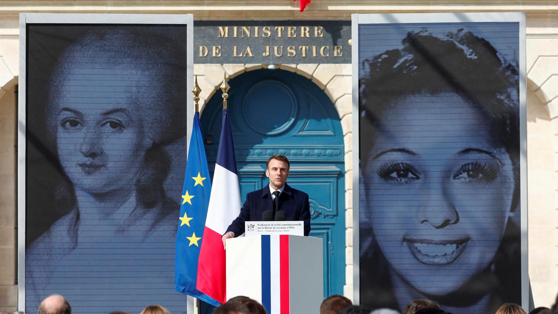 Paris: Emmanuel Macron, Präsident von Frankreich, spricht während einer Zeremonie zur Verankerung des Rechts auf Abtreibung in der französischen Verfassung am Internationalen Frauentag auf dem Place Vendome.