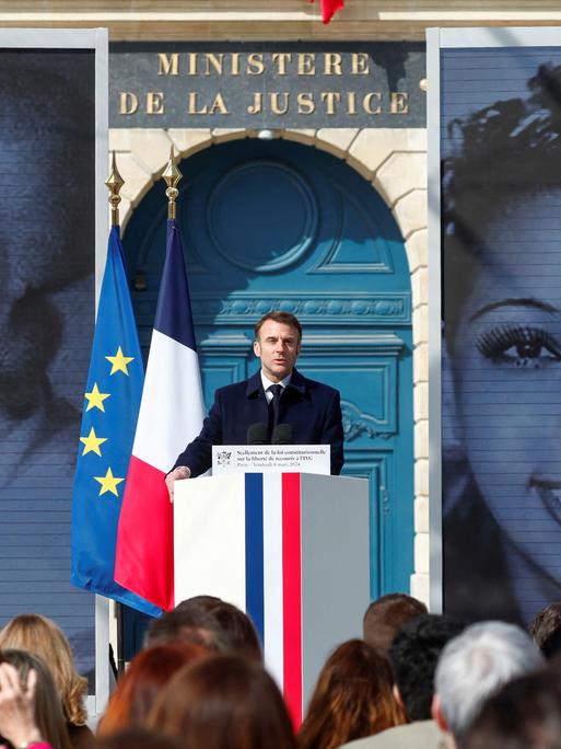 Paris: Emmanuel Macron, Präsident von Frankreich, spricht während einer Zeremonie zur Verankerung des Rechts auf Abtreibung in der französischen Verfassung am Internationalen Frauentag auf dem Place Vendome.