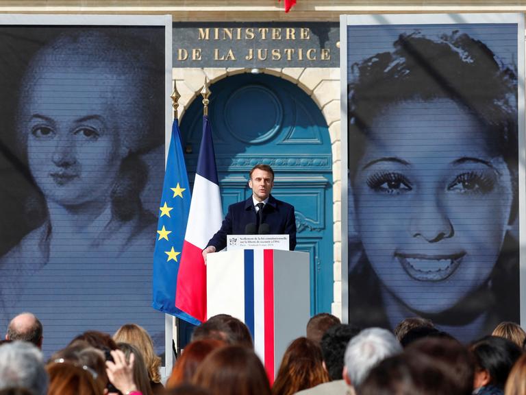 Paris: Emmanuel Macron, Präsident von Frankreich, spricht während einer Zeremonie zur Verankerung des Rechts auf Abtreibung in der französischen Verfassung am Internationalen Frauentag auf dem Place Vendome.