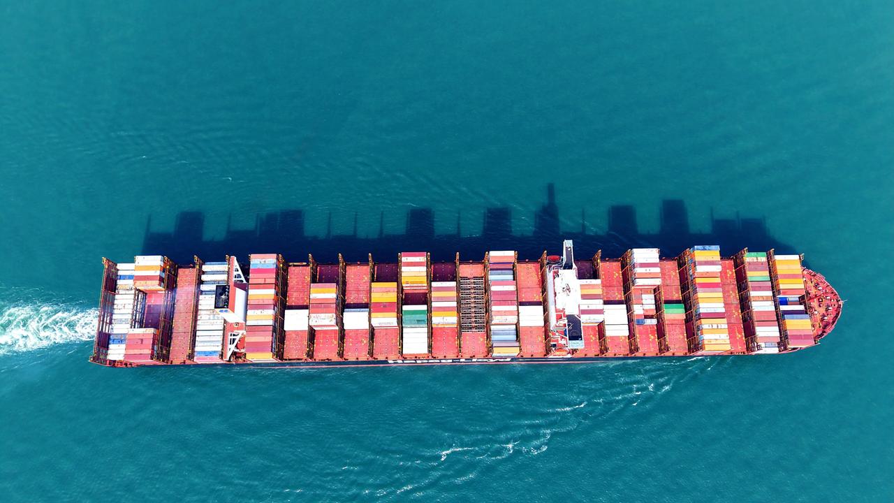 Ein Containerschiff aus der Vogelperspektive