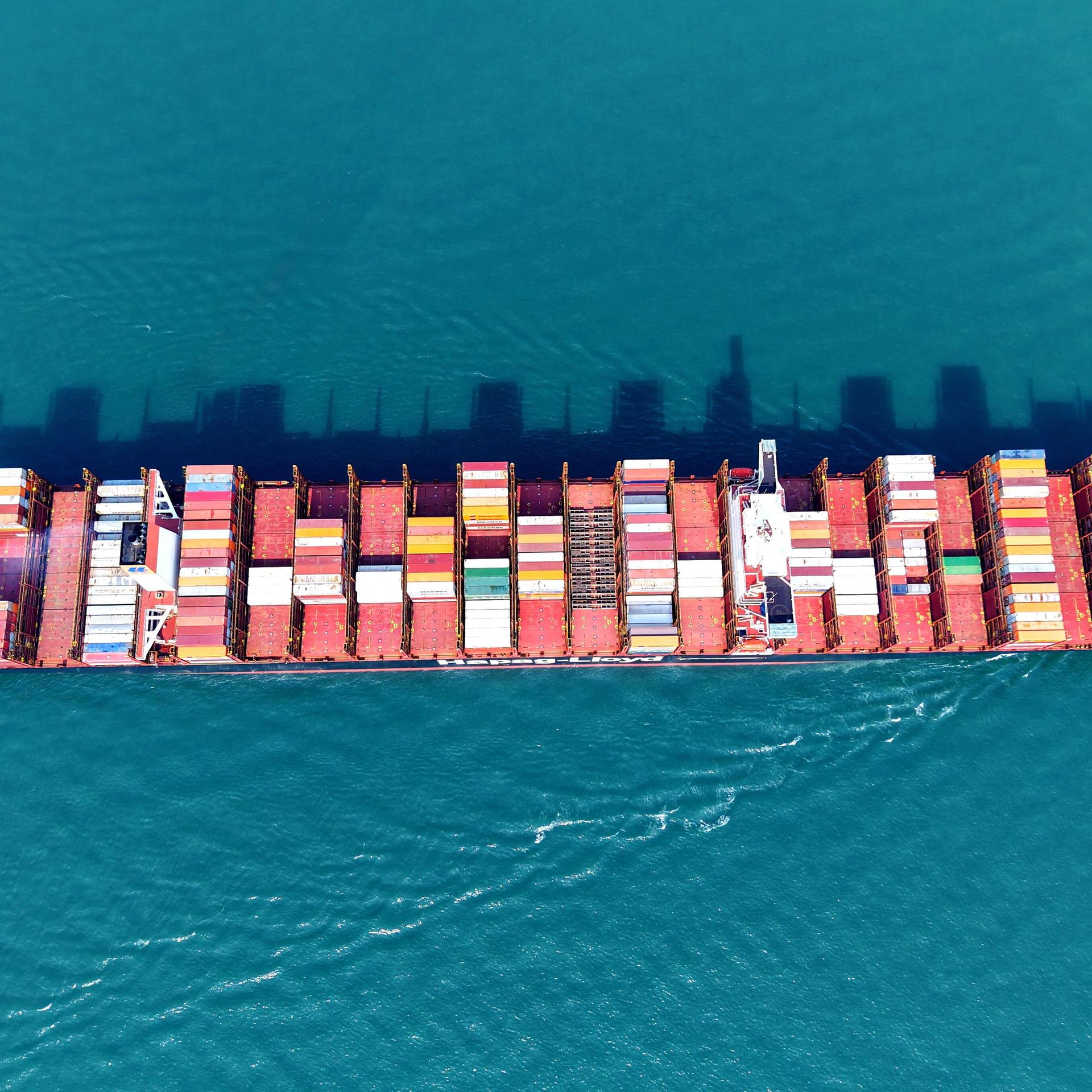 Ein Containerschiff aus der Vogelperspektive