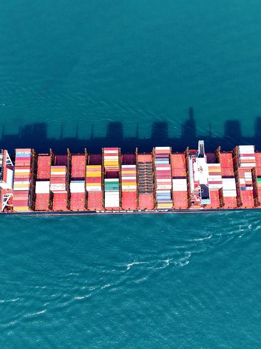 Ein Containerschiff aus der Vogelperspektive