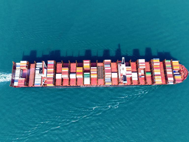 Ein Containerschiff aus der Vogelperspektive