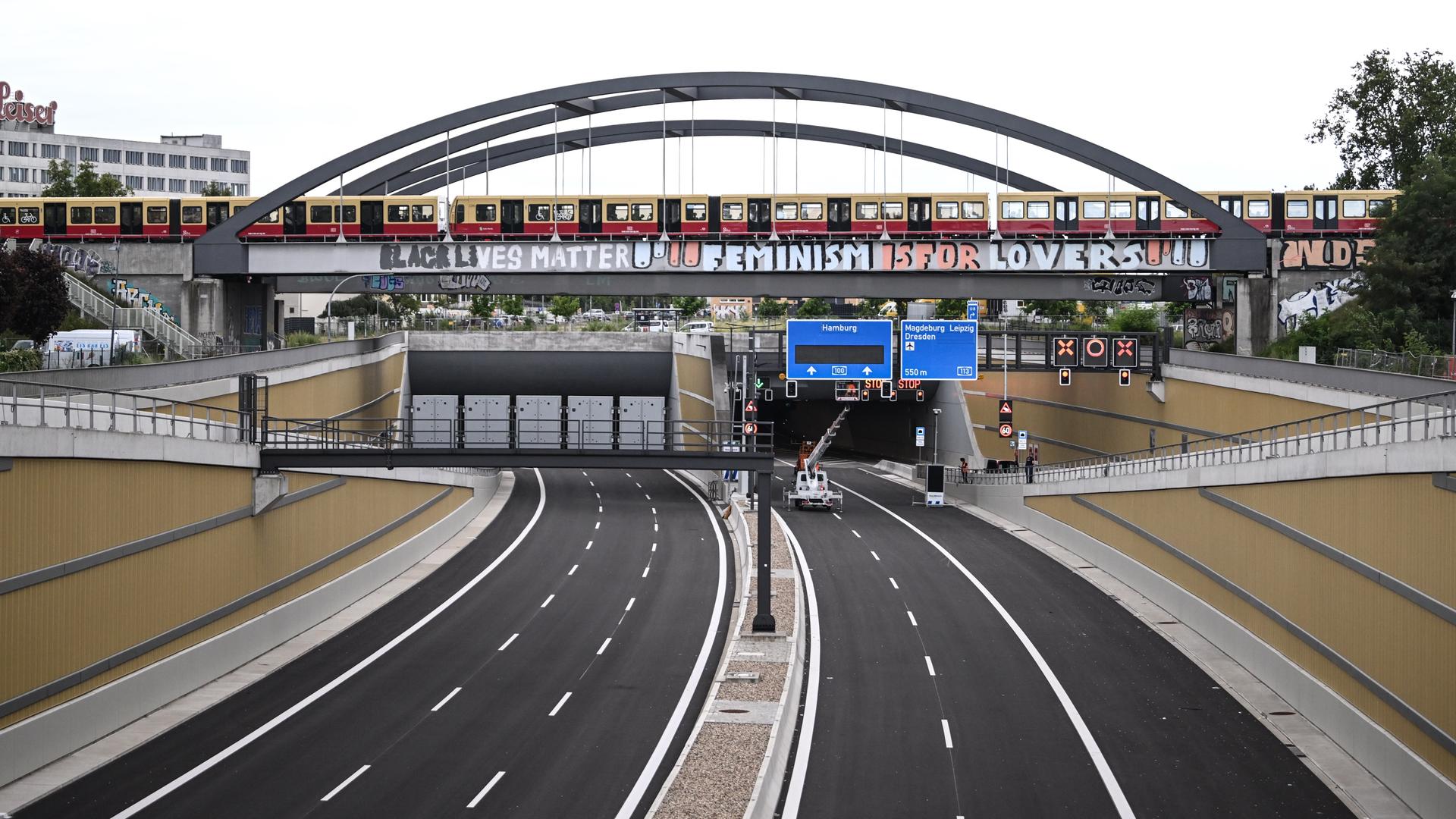 Berlin: Ein Blick auf die leere Fahrbahn des neuen 16. Abschnitts der Autobahn 100. Berlin: Ein Blick auf die leere Fahrbahn des neuen 16. Abschnitts der Autobahn 100.
