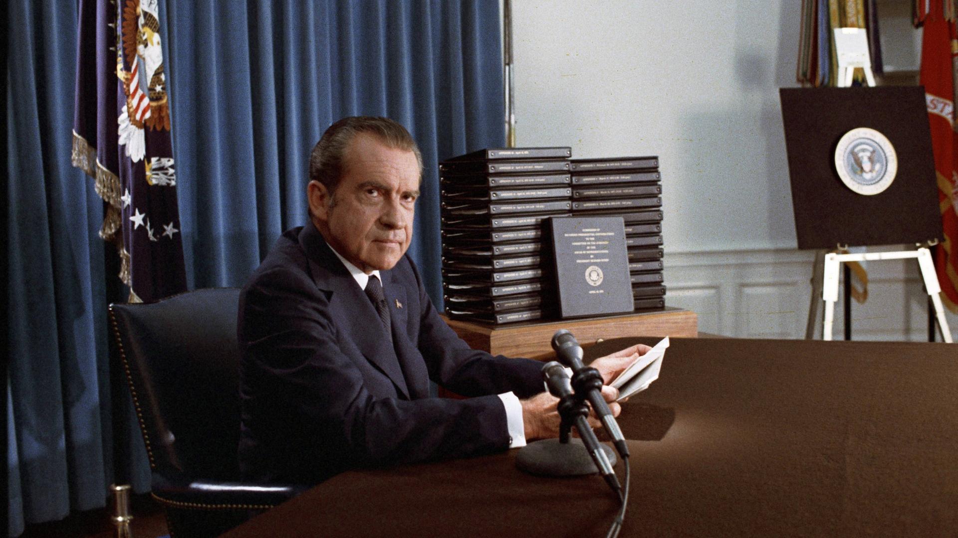 Farbfotografie von US-Präsident Richard Nixon in seinem Büro im Jahr 1974
