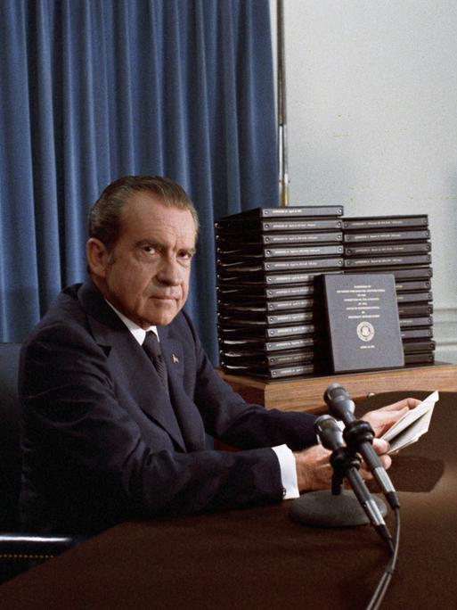 Farbfotografie von US-Präsident Richard Nixon in seinem Büro im Jahr 1974
