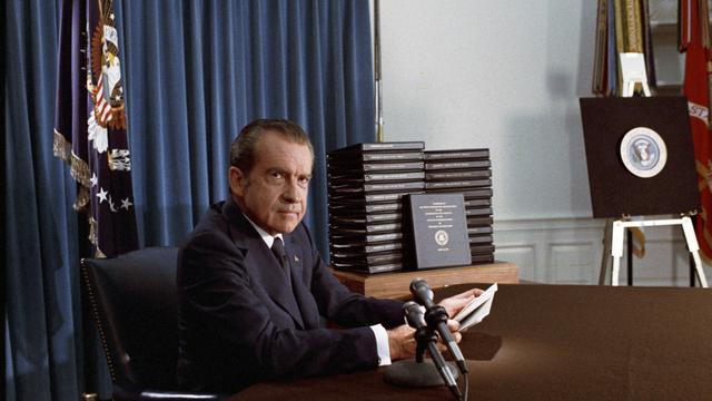 Farbfotografie von US-Präsident Richard Nixon in seinem Büro im Jahr 1974
