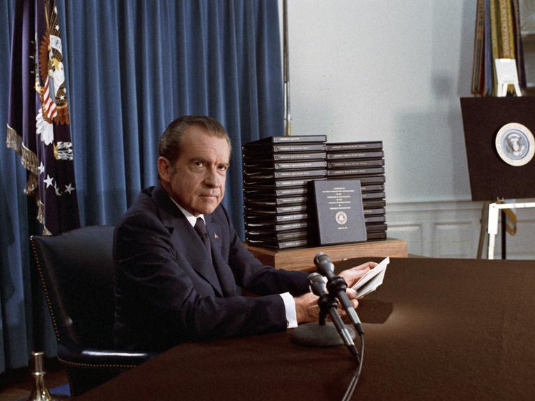 Farbfotografie von US-Präsident Richard Nixon in seinem Büro im Jahr 1974
