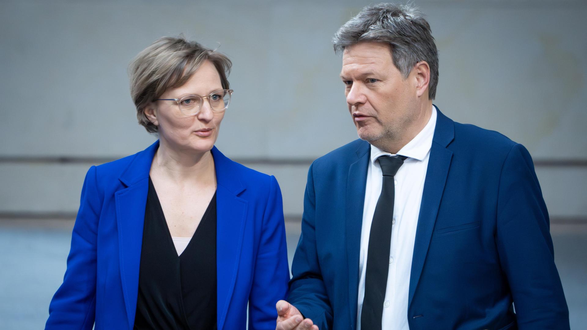 Bundeswirtschaftsminister Robert Habeck im Gespräch mit seiner Parlamentarischen Staatssekretärin Franziska Brantner 