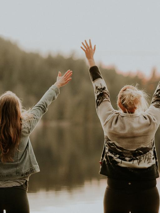 Zwei Frauen an einem See