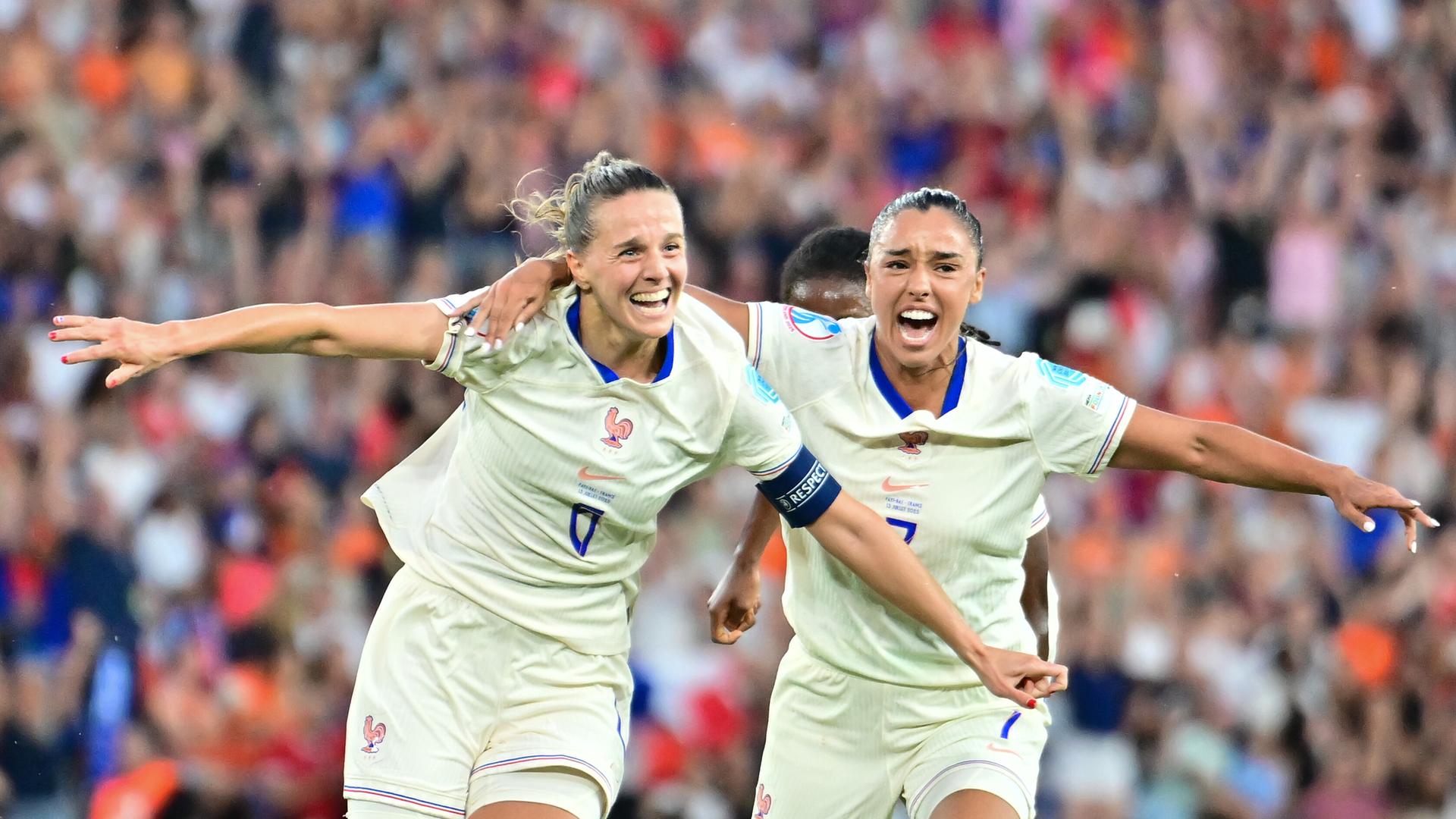 Die französischen Spielerinnen Sandie Toletti und Sakina Karchaoui jubeln über das 1:0 ihres Teams. 