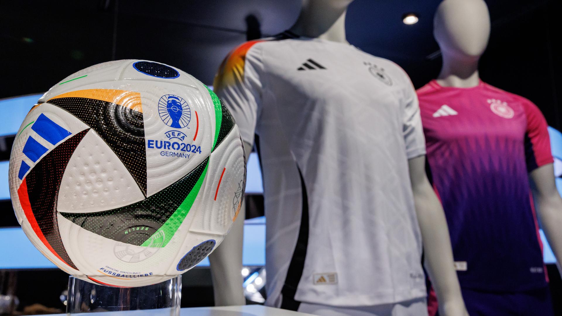 Die offiziellen Trikots der deutschen Fußball-Nationalmannschaft für die kommende Fußball-Europameisterschaft 2024 und der offizielle Spielball.