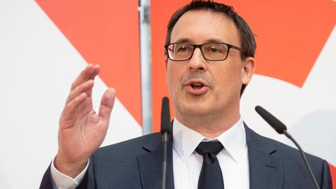 Der SPD-Politiker Bartol hält eine Rede auf dem Landesparteitag in Frankfurt am Main.