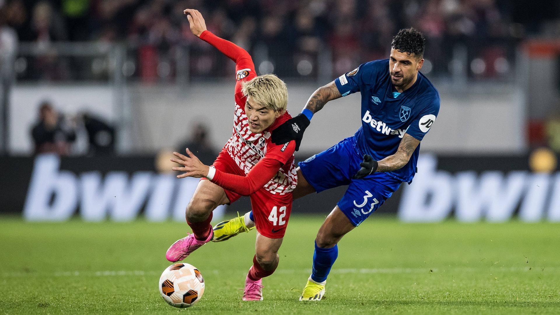 Ritsu Doan (SC Freiburg, l.) gegen West Hams Emerson