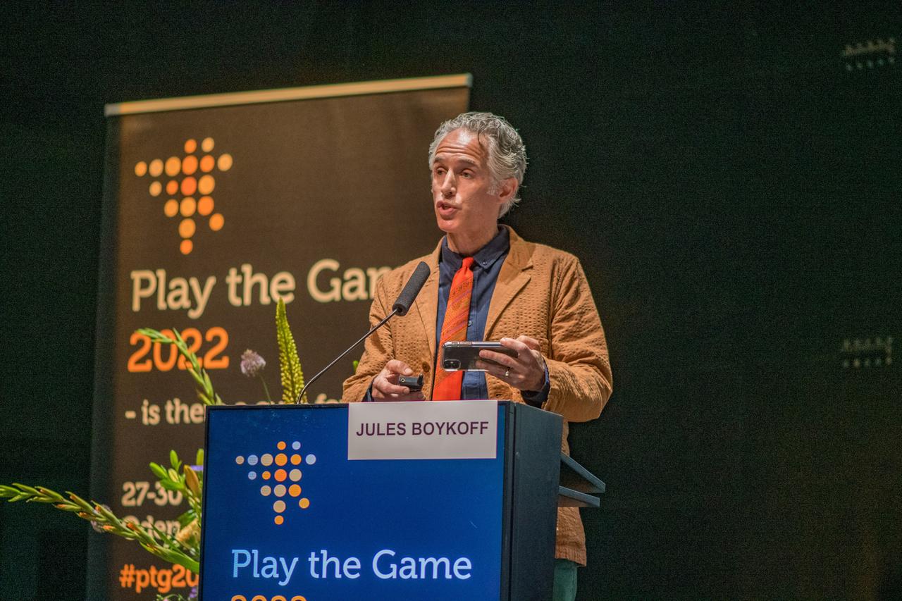 Der US-Politologe Jules Boykoff bei der Sportkonferenz "Play the Game"