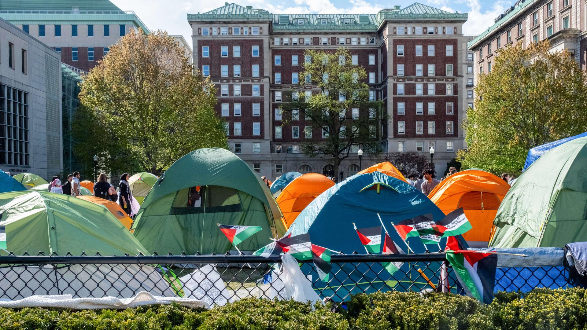 Bunte Zelte und Palästina-Flaggen: Protestcamp vor der Columbia University in New York am 24. April 2024