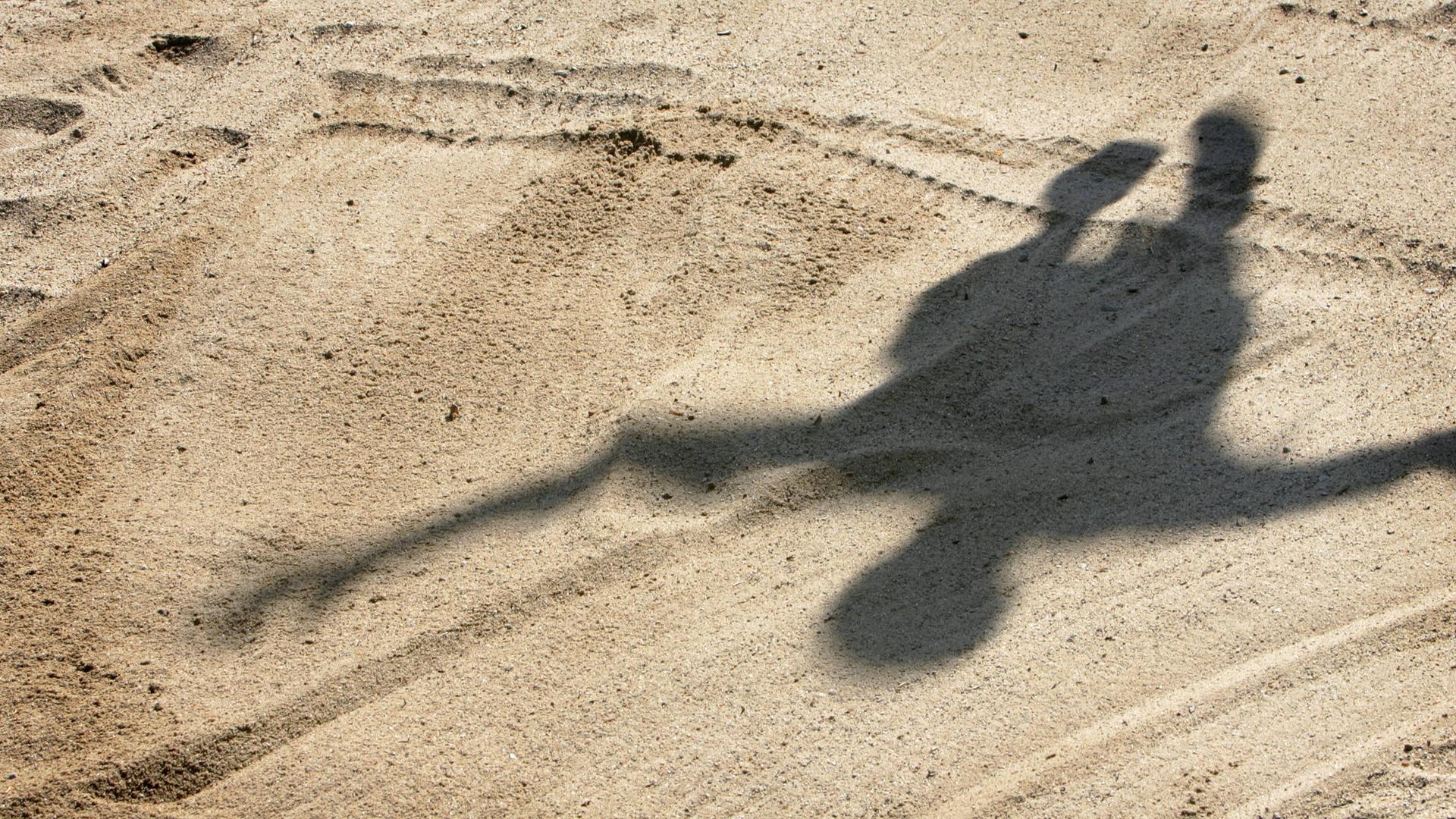 Schatten einer Schülerin beim Weitsprung
