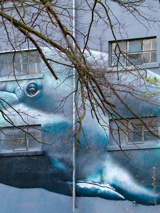 Pottwal auf einer Hausfassade. Graffiti 