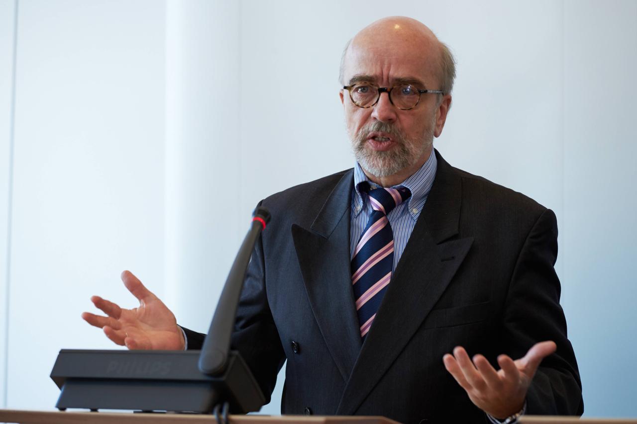 Helmut Asche steht an einem Rednerpult und spricht. Helmut Asche steht an einem Rednerpult und spricht.