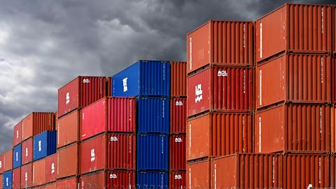 Gestapelte bunte Container im Hafengebiet von Hamburg