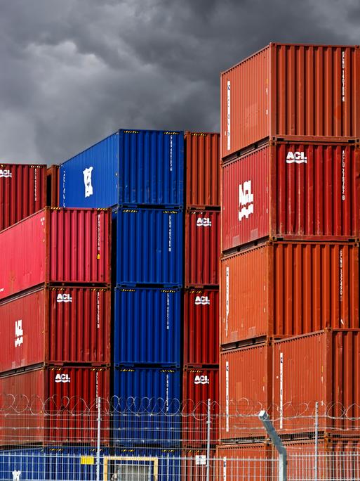 Gestapelte bunte Container im Hafengebiet von Hamburg