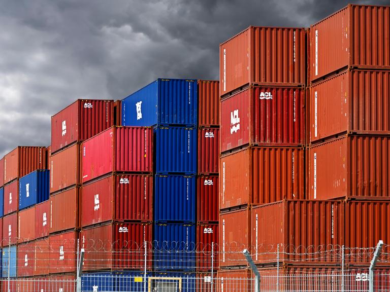 Gestapelte bunte Container im Hafengebiet von Hamburg