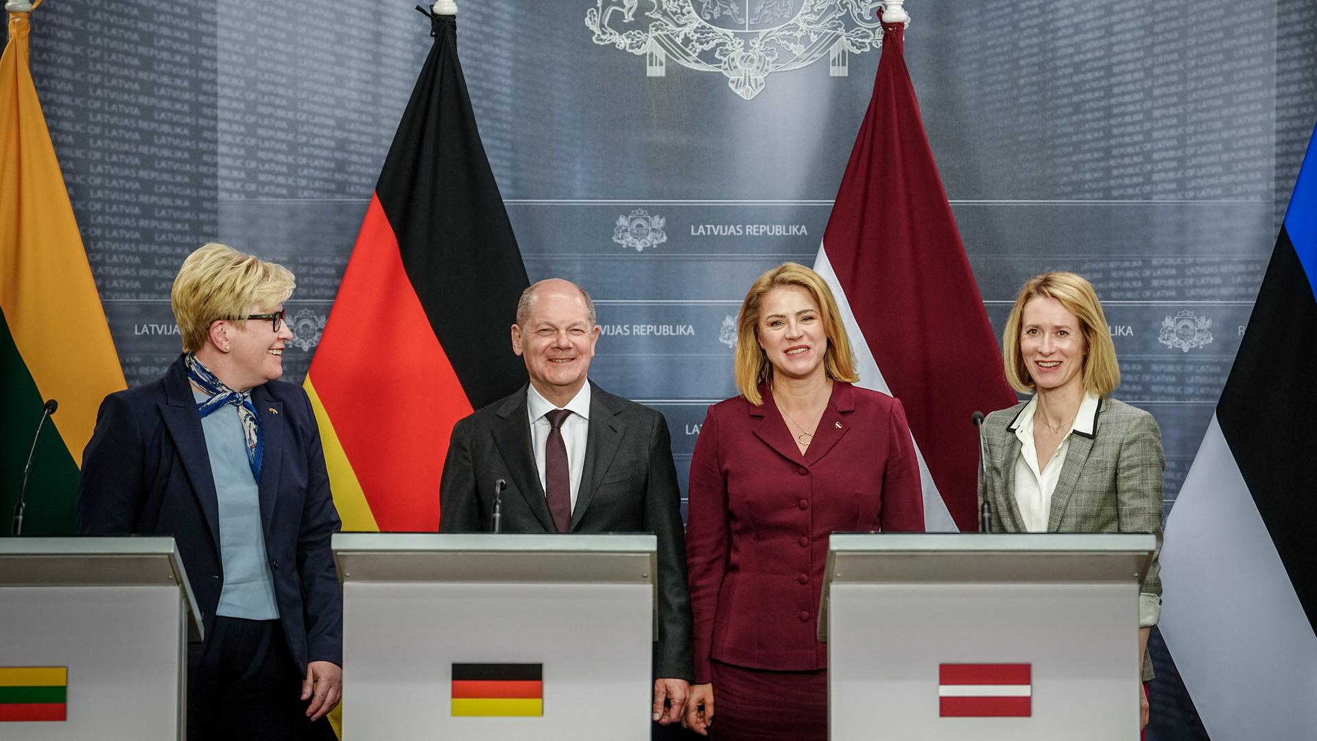 Bundeskanzler Olaf Scholz (2.v.l) gibt zusammen mit Ingrida Simonyte (l-r), Ministerpräsidentin von Litauen, Evika Silina, Ministerpräsidentin von Lettland, und Kaja Kallas, Ministerpräsidentin von Estland, eine Pressekonferenz.