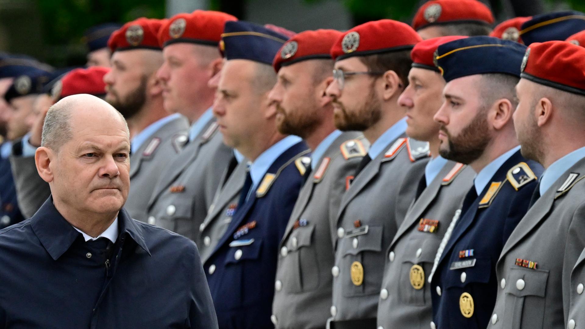 Bundeskanzler Scholz läuft an einer Reihe von Bundeswehr-Soldaten vorbei, denen er für ihren Einsatz in Mali dankt.