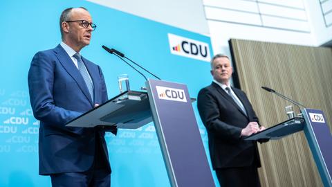 Bundeskanzler Friedrich Merz (CDU) spricht neben Gordon Schnieder bei der Pressekonferenz nach der Sitzung des CDU Bundesvorstands in der Parteizentrale. 