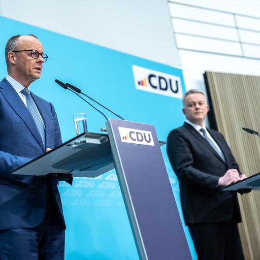 Bundeskanzler Friedrich Merz (CDU) spricht neben Gordon Schnieder bei der Pressekonferenz nach der Sitzung des CDU Bundesvorstands in der Parteizentrale. 