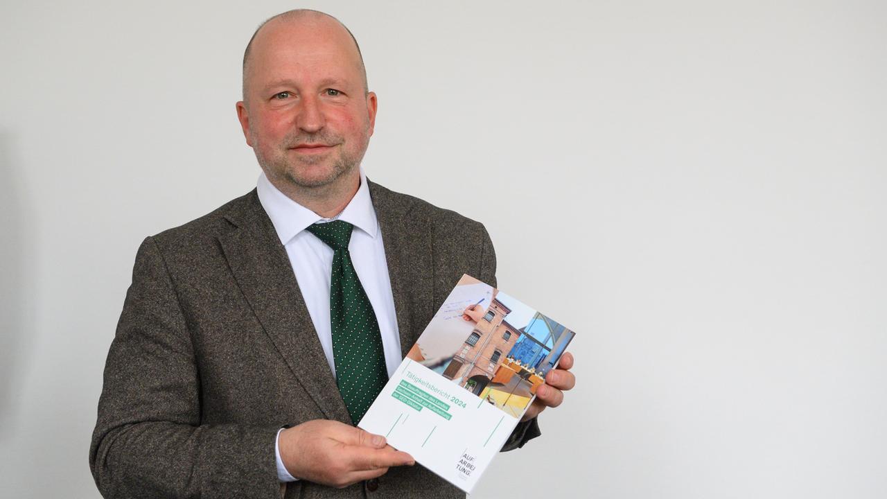 Johannes Beleites (r), Landesbeauftragter für die Aufarbeitung der SED-Diktatur in Sachsen-Anhalt mit seinem Tätigkeitsbericht für das Jahr 2024.