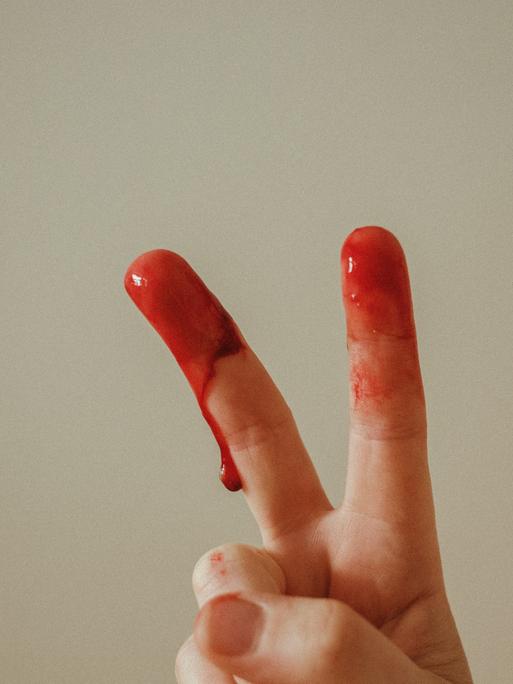 Zwei blutige Finger, Zeige- und Mittelfinger.