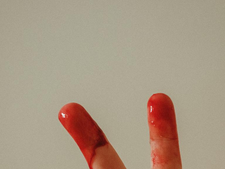 Zwei blutige Finger, Zeige- und Mittelfinger.