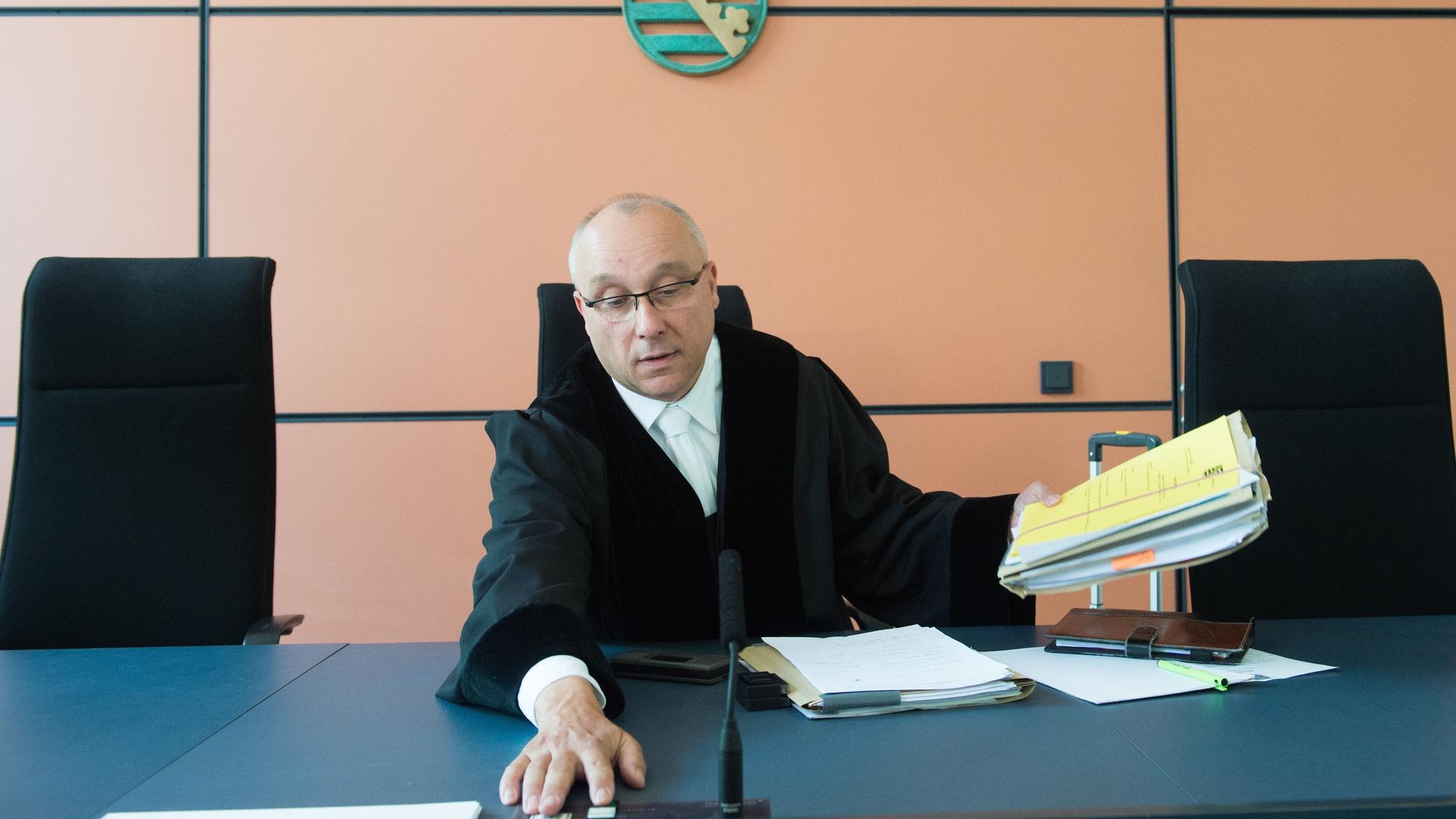 Der Richter Jens Maier sitzt am 10.06.2016 vor Beginn einer mündlichen Verhandlung im Landgericht in Dresden (Sachsen) auf seinem Platz. 