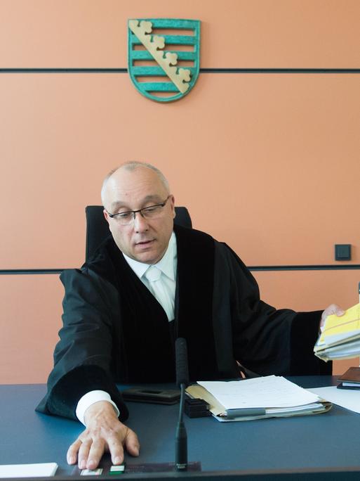 Der Richter Jens Maier sitzt am 10.06.2016 vor Beginn einer mündlichen Verhandlung im Landgericht in Dresden (Sachsen) auf seinem Platz. 