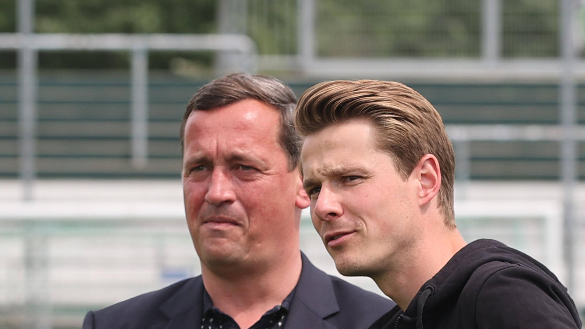 Sportvorstand Sebastian Harms im Gespraech mit Trainer Lukas Pfeiffer beide VfB Luebeck DFL REGULATIONS PROHIBIT ANY USE OF PHOTOGRAPHS AS IMAGE SEQUENCES AND/OR QUASI-VIDEO. *** Sports director Sebastian Harms talking to coach Lukas Pfeiffer both VfB Luebeck DFL REGULATES PROHIBIT ANY USE OF PHOTOGRAPHS AS IMAGE SEQUENCES AND OR QUASI VIDEO 