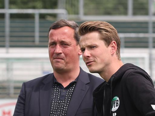 Sportvorstand Sebastian Harms im Gespraech mit Trainer Lukas Pfeiffer beide VfB Luebeck DFL REGULATIONS PROHIBIT ANY USE OF PHOTOGRAPHS AS IMAGE SEQUENCES AND/OR QUASI-VIDEO. *** Sports director Sebastian Harms talking to coach Lukas Pfeiffer both VfB Luebeck DFL REGULATES PROHIBIT ANY USE OF PHOTOGRAPHS AS IMAGE SEQUENCES AND OR QUASI VIDEO 