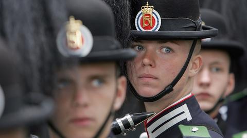 Ein weibliches Mitglied der Garde Seiner Majestät, des Königs von Norwegen, bei einer Parade von Militärkapellen