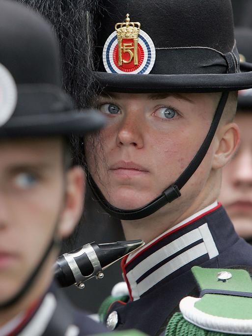 Ein weibliches Mitglied der Garde Seiner Majestät, des Königs von Norwegen, bei einer Parade von Militärkapellen Ein weibliches Mitglied der Garde Seiner Majestät, des Königs von Norwegen, bei einer Parade von Militärkapellen
